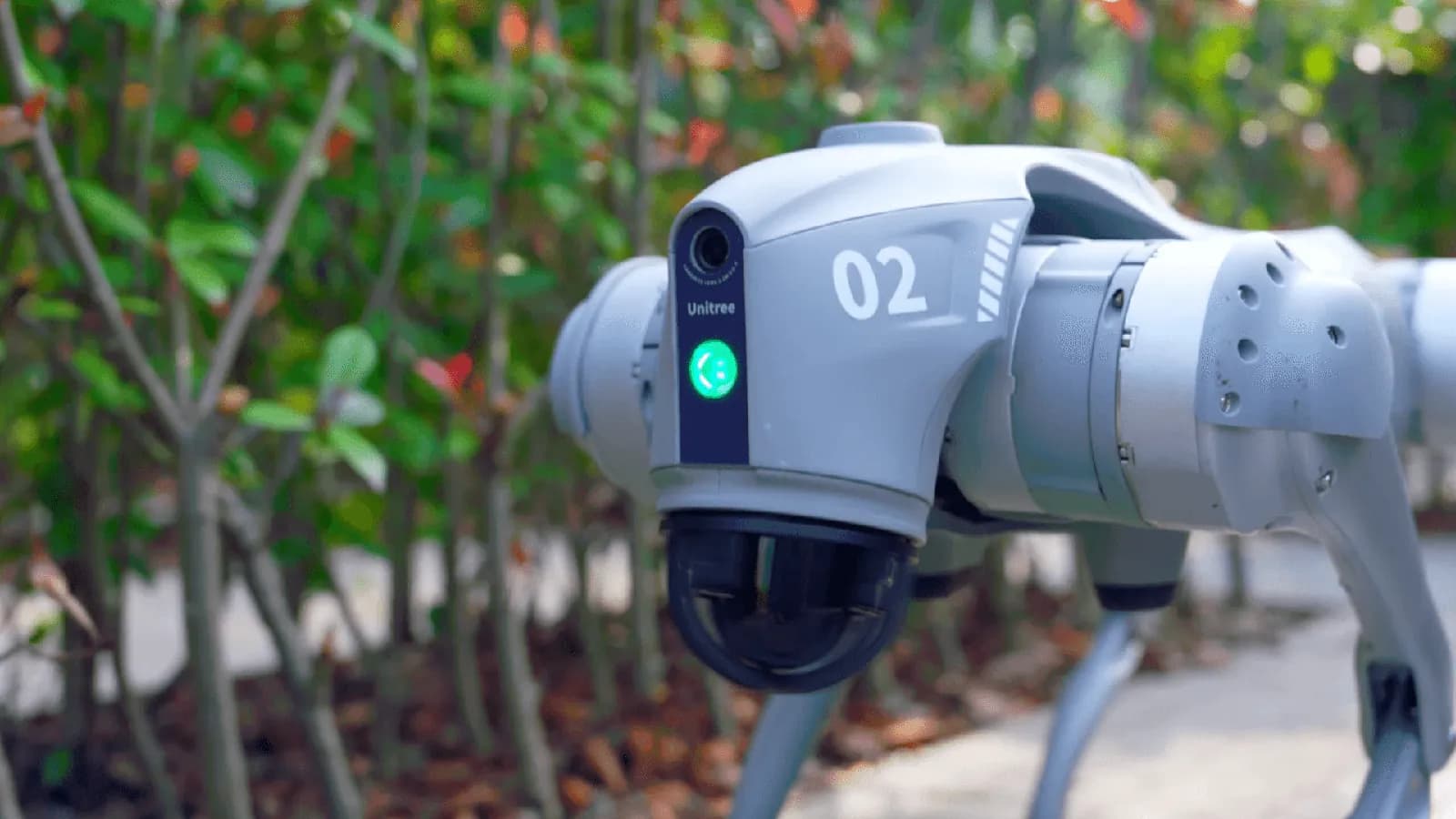Yakından Unitree Go2 robot köpeğin ön kamerası