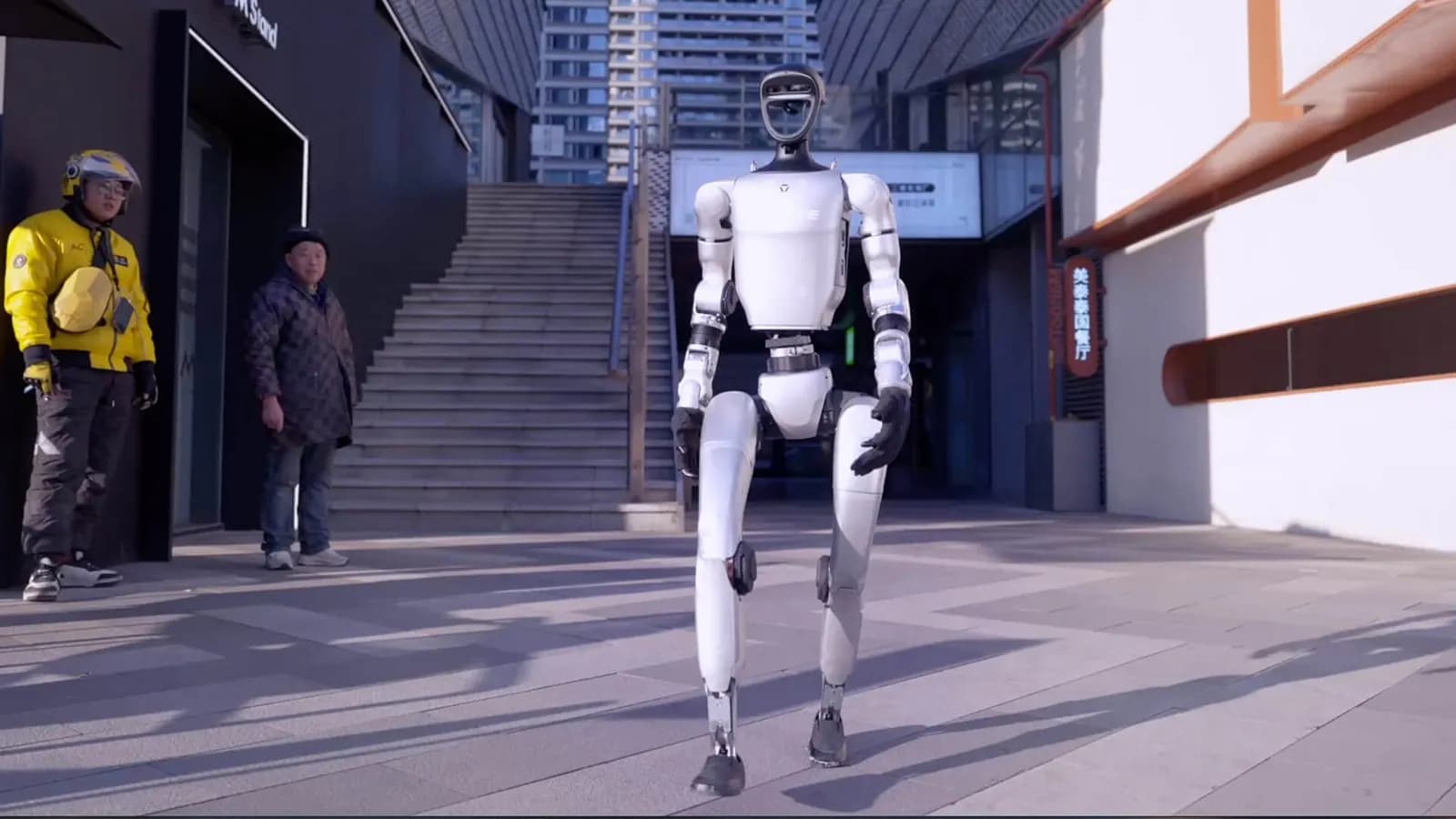 Şehirde yürüyen Unitree G1 insansı robot