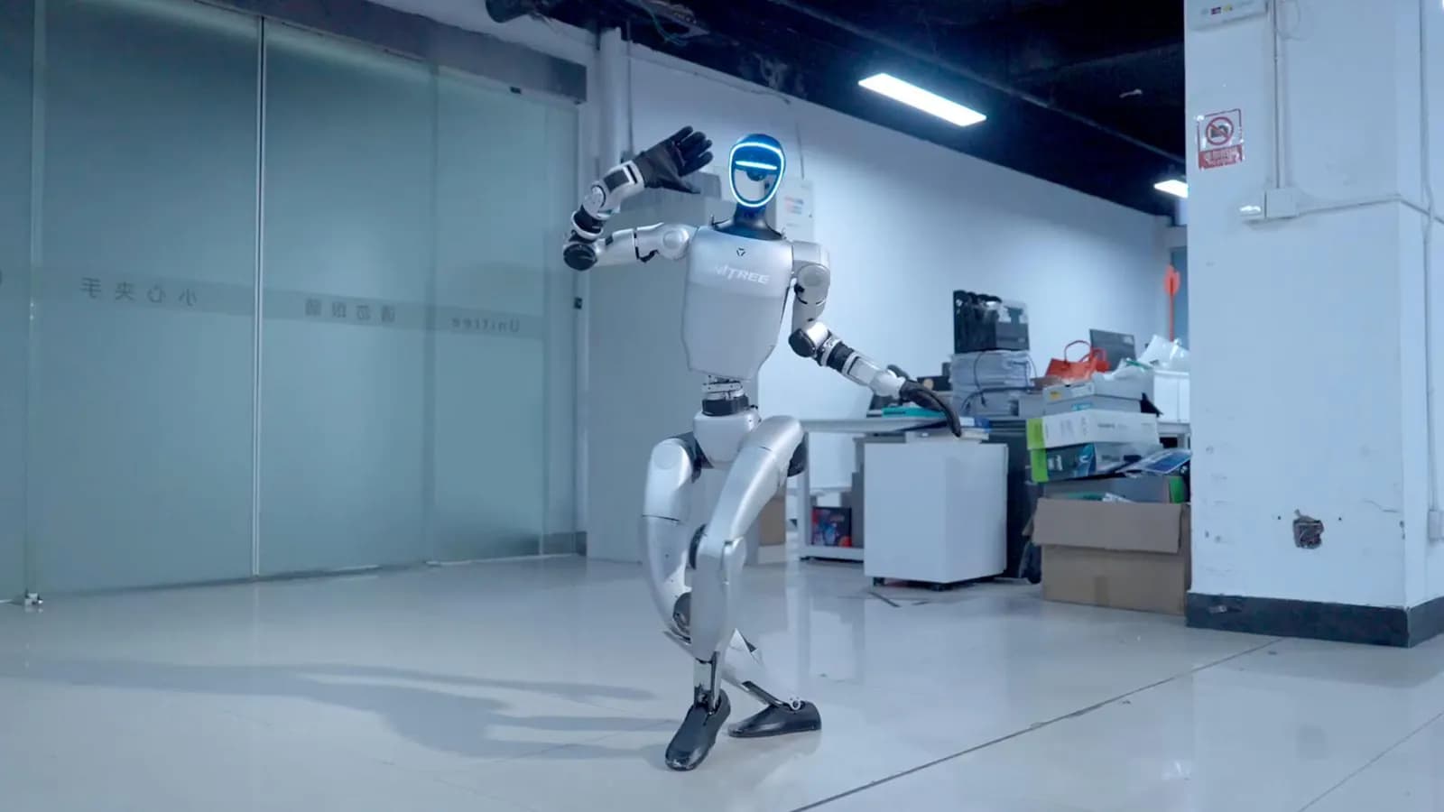 Ofis ortamında yürüyen Unitree G1 insansı robot